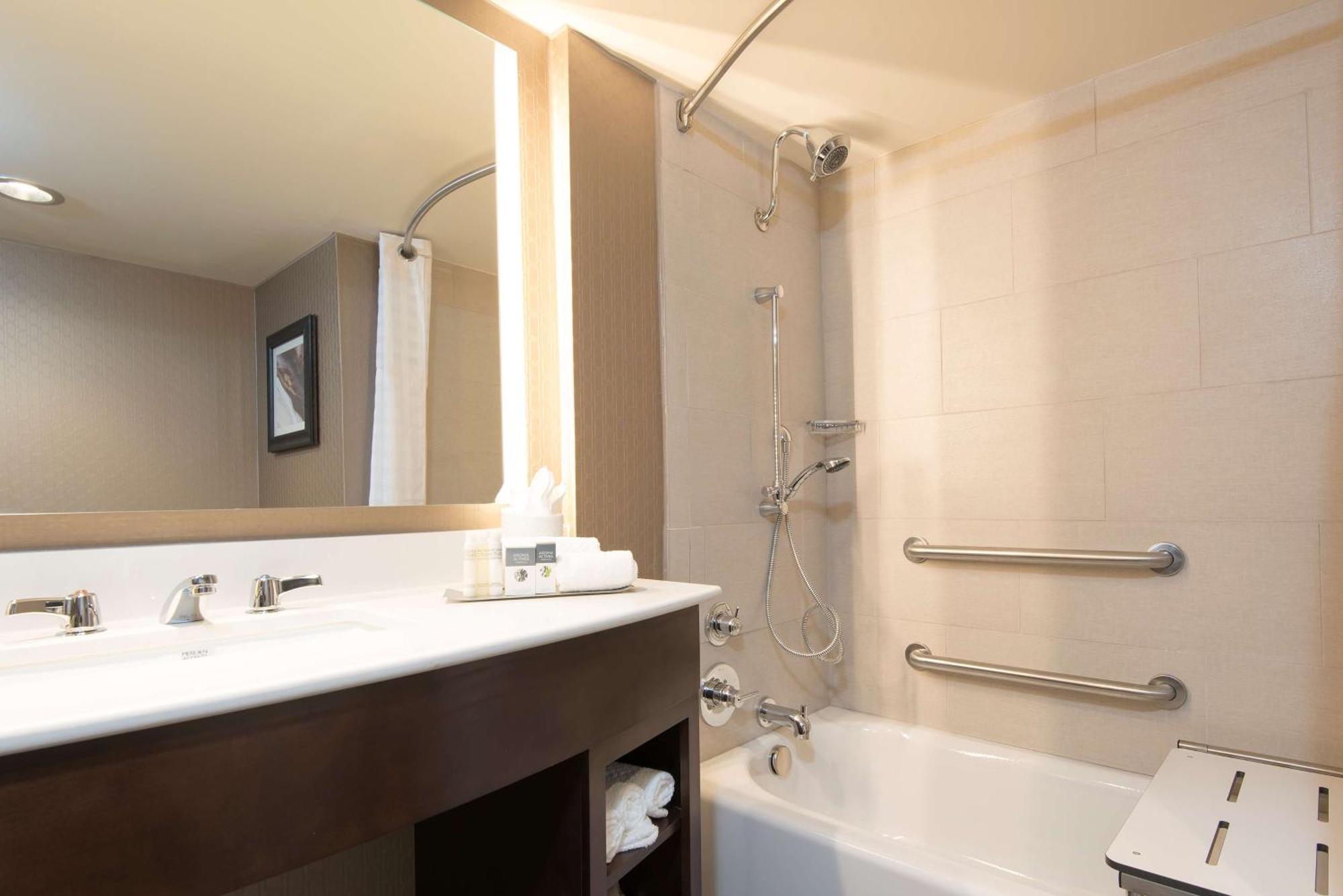Hotel Doubletree By Hilton Schenectady Extérieur photo